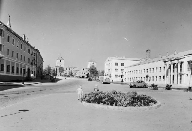 Várpalota, Szabadság tér, jobbra a vájáriskola, háttérben a Thury-vár- 1955 (Forrás: Fortepan/VÁTI Dokumentációs Központ)
